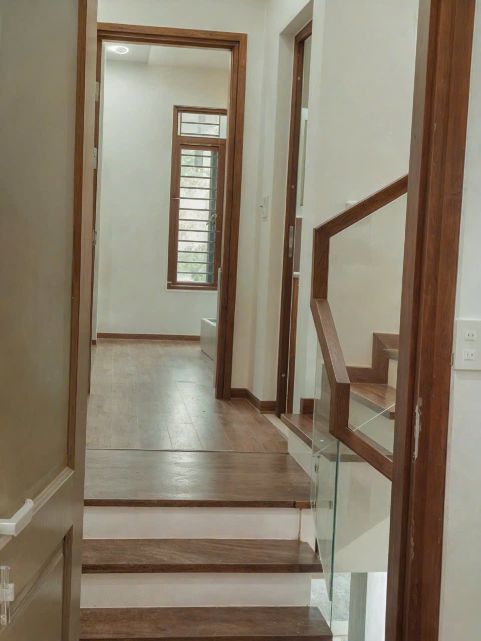Bán căn nhà 3 tầng ngõ 166 Vũ Hựu, Thanh Bình, Hải Dương, 43.7m2, 3 ngủ, 3 vệ sinh, chỉ 2.69 tỷ