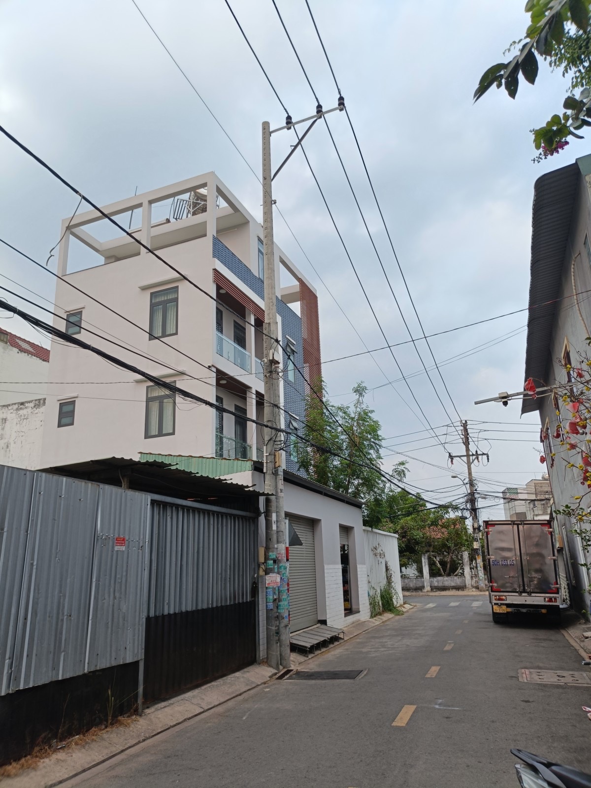 Nhà Tân Phú 105m2, hơn 4 tỷ, hẻm xe hơi 6m, không lô giới, không quy hoạch, đường nhựa đẹp.