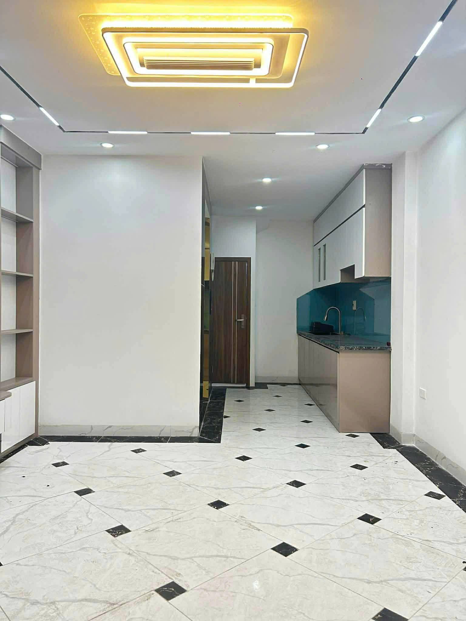 Bán nhà phố Văn Chương - 6 tầng mới - thang máy - ô tô đỗ cổng