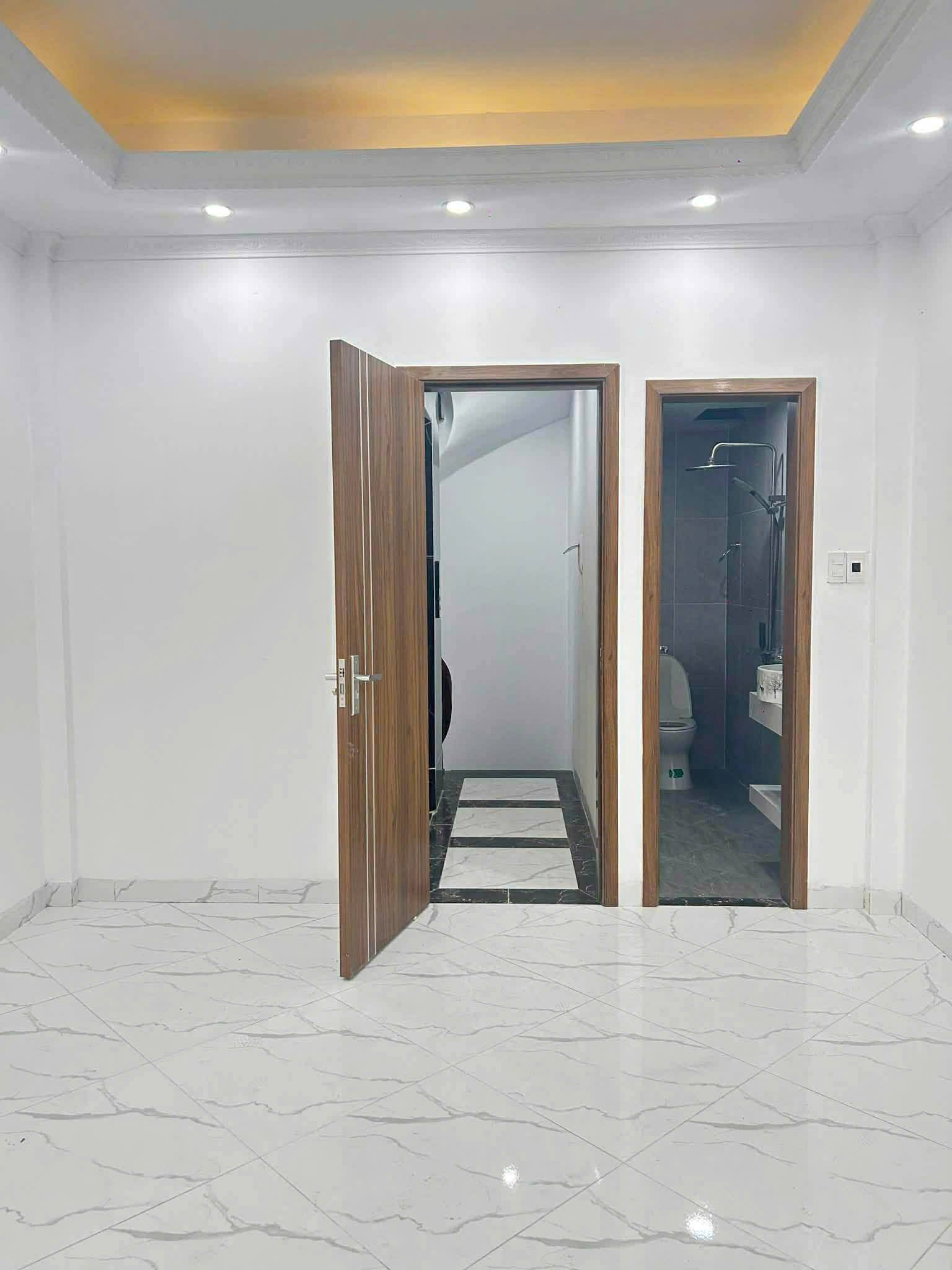 Bán nhà phố Văn Chương - 6 tầng mới - thang máy - ô tô đỗ cổng