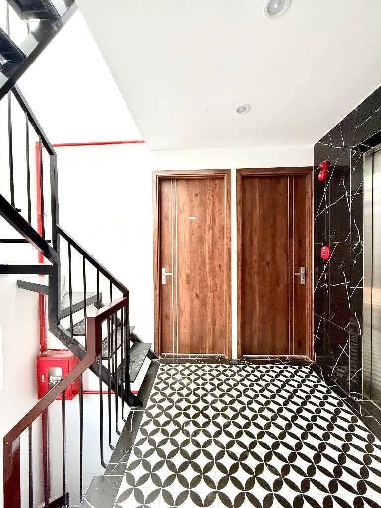Bán tòa nhà căn hộ dịch vụ đường Khương Trung, 8 tầng, thang máy, 20 căn hộ cho thuê