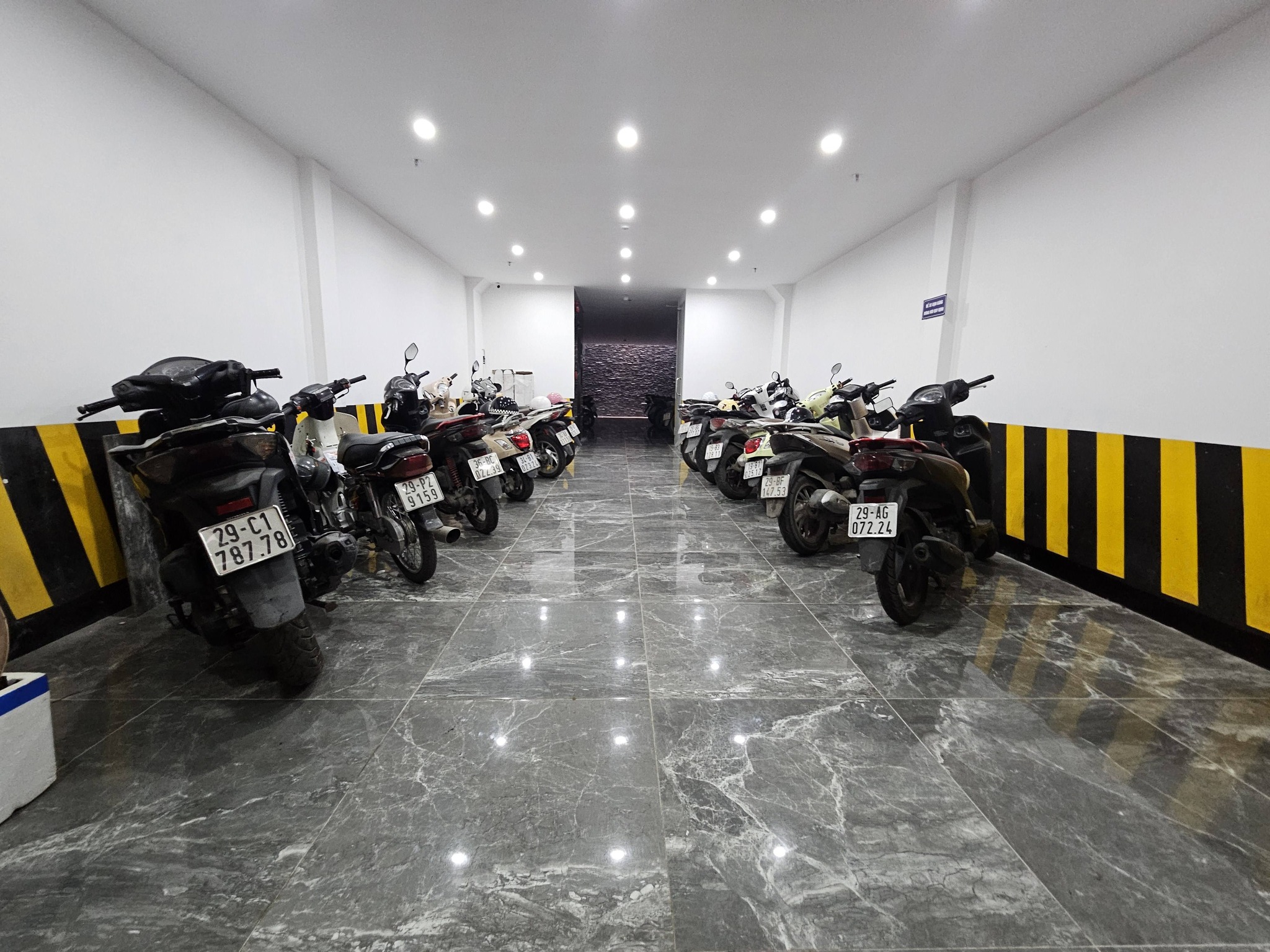 Bán tòa nhà căn hộ dịch vụ đường Khương Trung, 8 tầng, thang máy, 20 căn hộ cho thuê