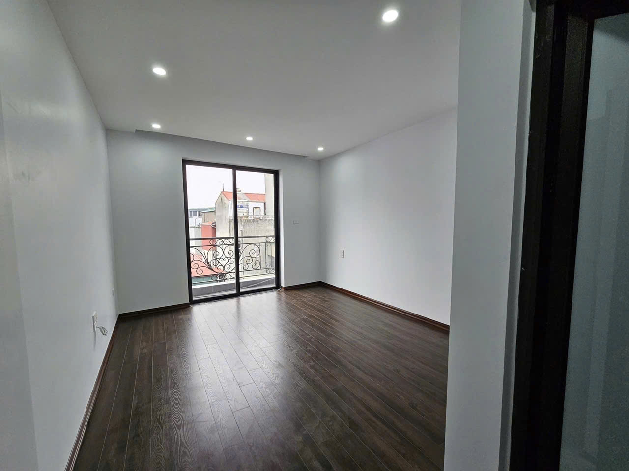 Bán nhà Ngô Gia Tự, Việt Hưng, 38m², 6 tầng, gara ô tô, thang máy nhập khẩu, full nội thất