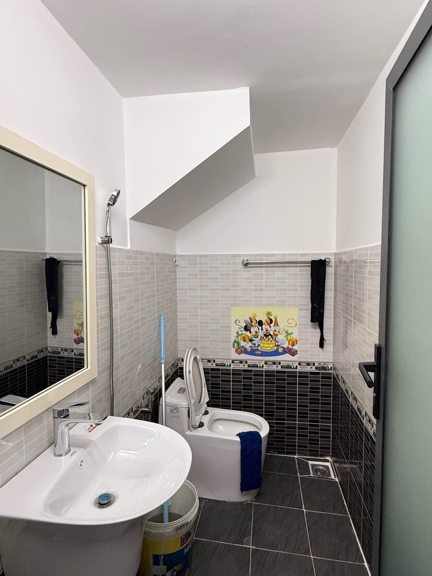 Chỉ 2.4 tỷ 32m2 Quận 4, Đoàn Văn Bơ, hẻm thông thuận tiện di chuyển, giáp trung tâm sầm uất, có thể vào ở ngay