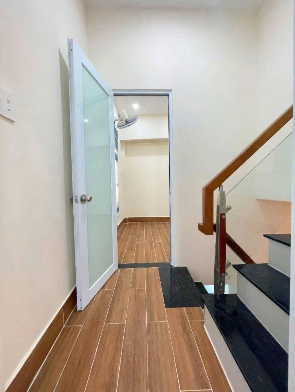 Nhà mới Quận 4, mặt tiền hẻm 32m2, 2,3 tỷ, gần mặt tiền đường Đoàn Văn Bơ, giáp trung tâm thuận tiện di chuyển