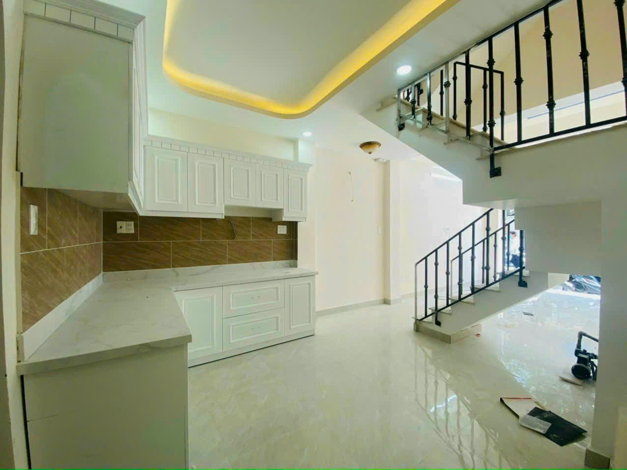 Bán gấp nhà hẻm Lãnh Binh Thăng, 4x10m vuông vức đẹp, 3 ngủ 3 vệ sinh ở ngay
