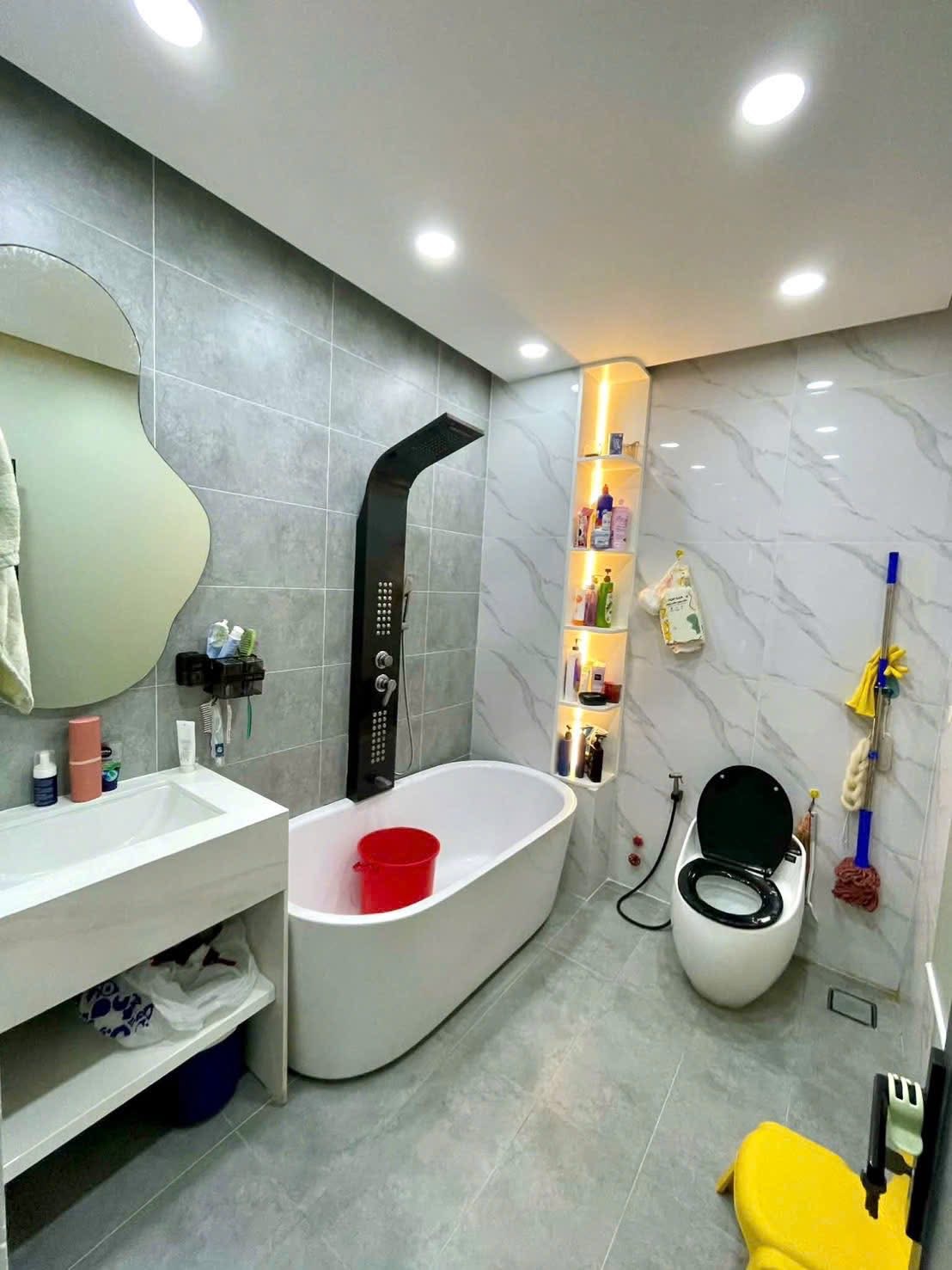 Gấp - nhà 3 tầng - hẻm xe tải - gần Hàng Xanh thuận tiện chuyển, 3,7 tỷ, diện tích 60m2