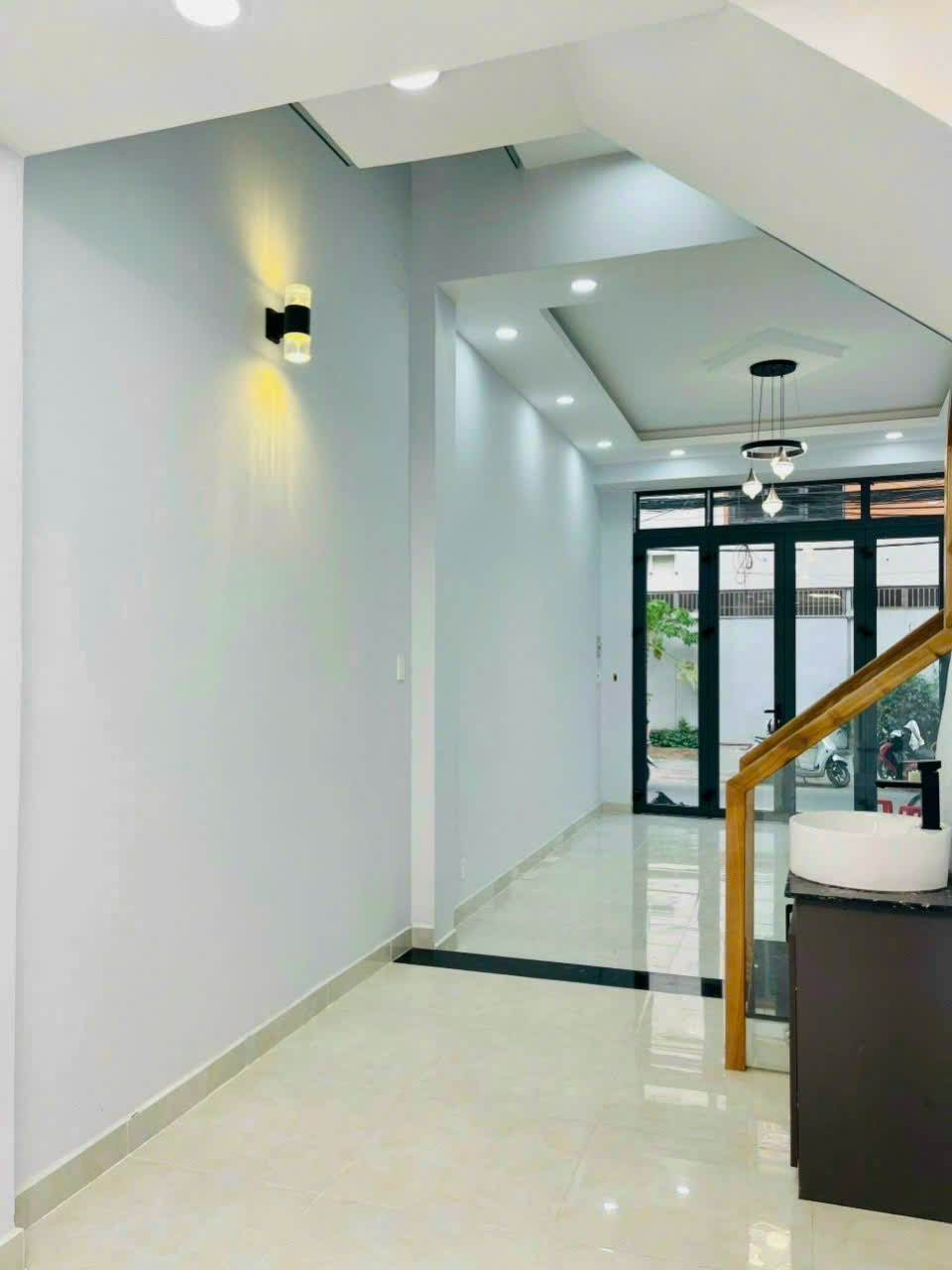 Nhà mặt tiền đường nhựa Hoàng Quốc Việt, Quận 7, diện tích 3,5m x 6m, 3 phòng ngủ
