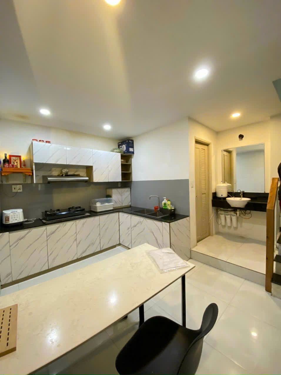 Bán gấp nhà hẻm Nguyễn Thiện Thuật, Phường 1 Quận 3, 4m x 15m vuông vức đẹp, 4 phòng ngủ