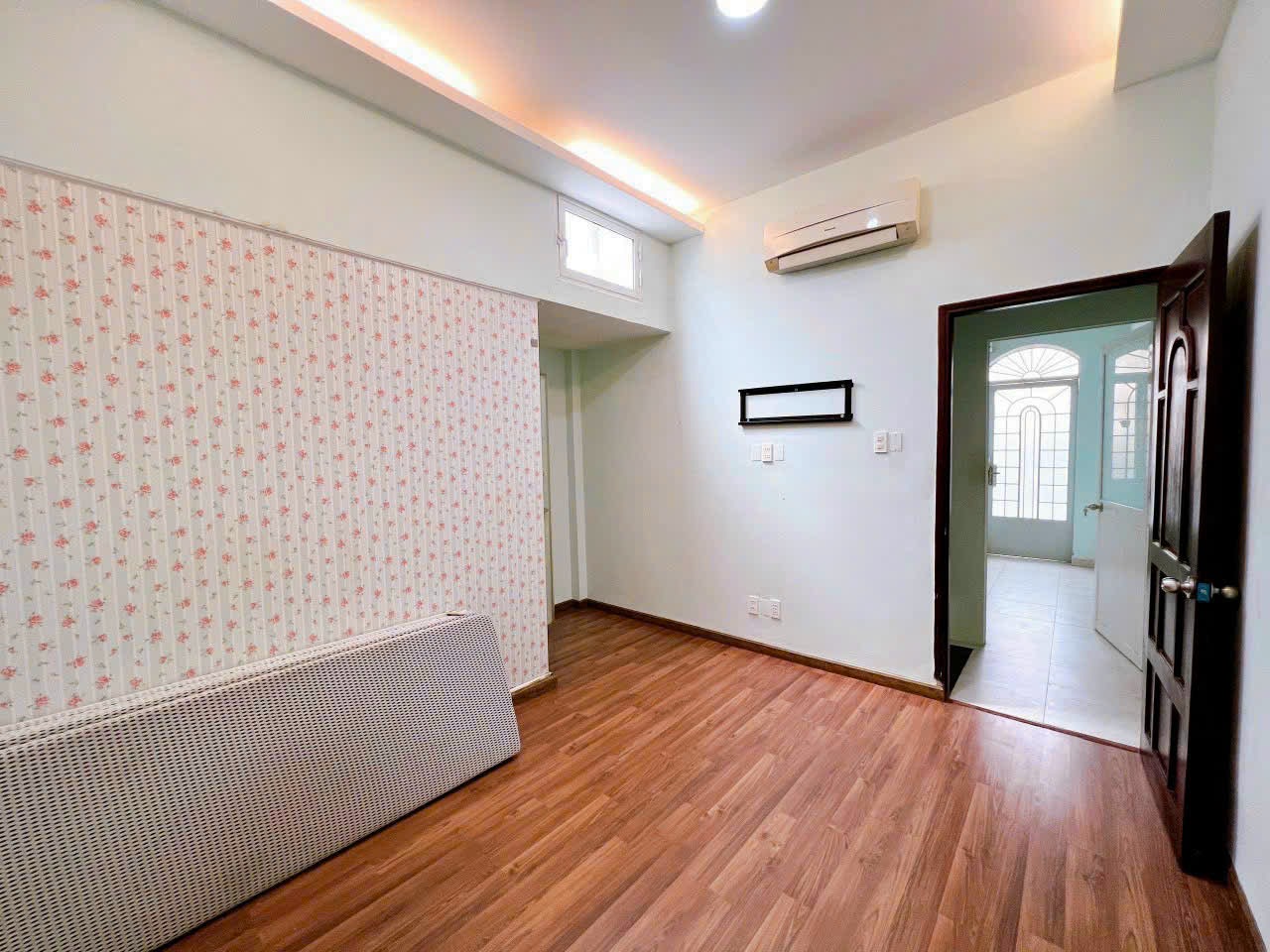 Bán nhà Nhà Bè, giá tốt, chính chủ, vị trí đẹp, sổ hồng riêng