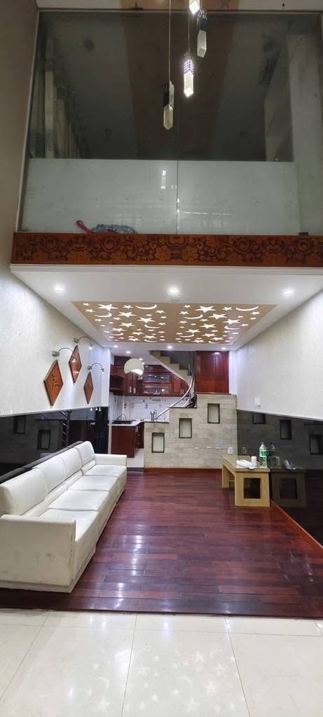 Nhà 2 phòng ngủ, 2 nhà vệ sinh, phòng khách thoáng và không gian bếp rộng