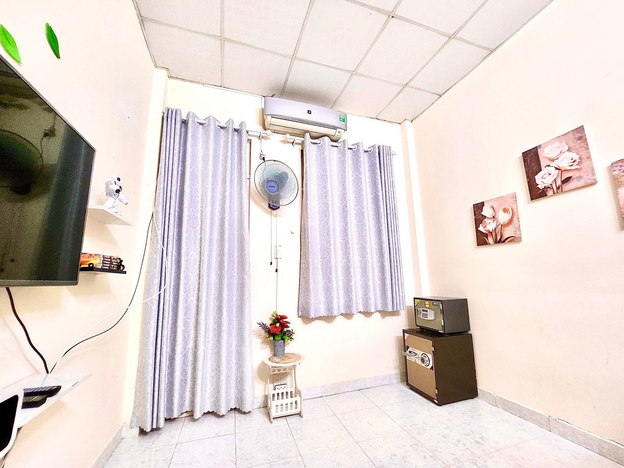 Bán nhà hẻm Nguyễn Văn Cừ, quận 1, nhà mới, sạch sẽ, dọn vô ở