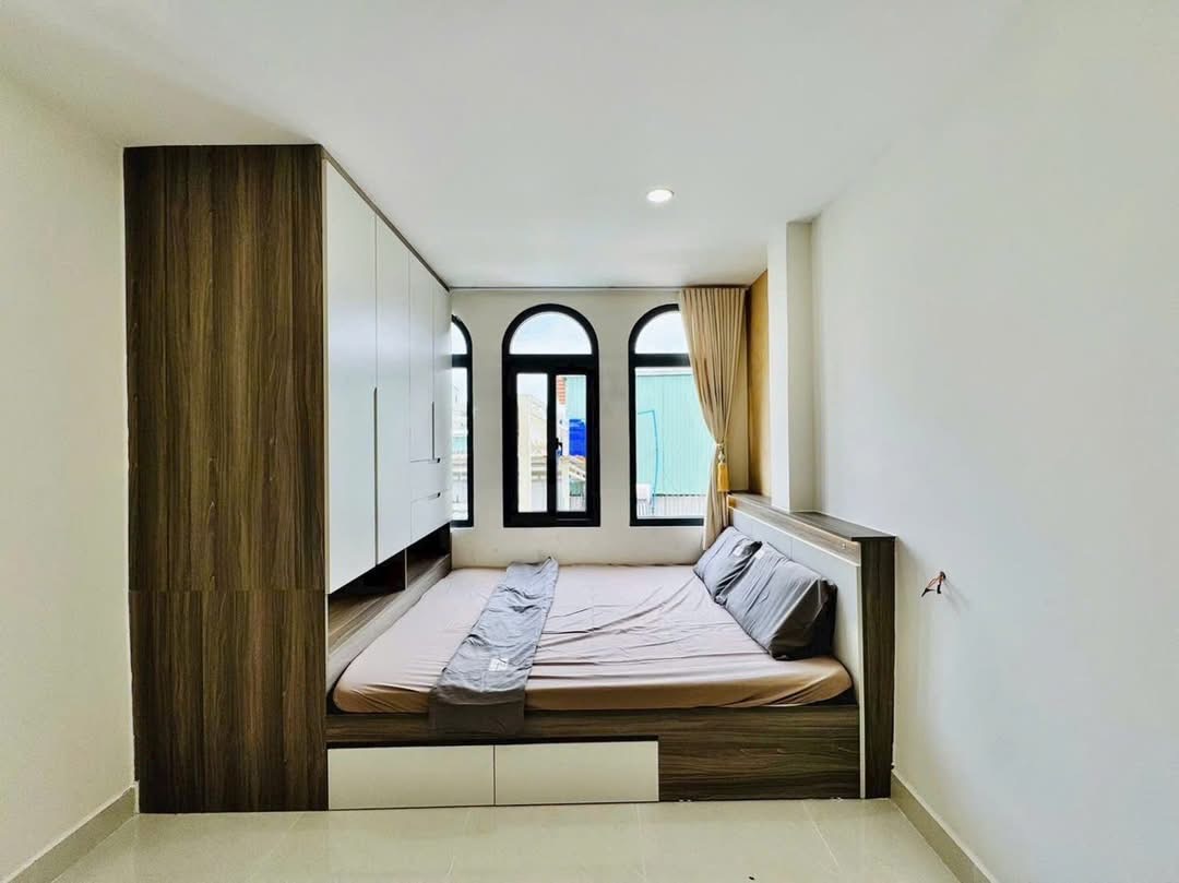 Nhà vừa ở hoặc làm căn hộ dịch vụ với 5 phòng ngủ, 5 toilét