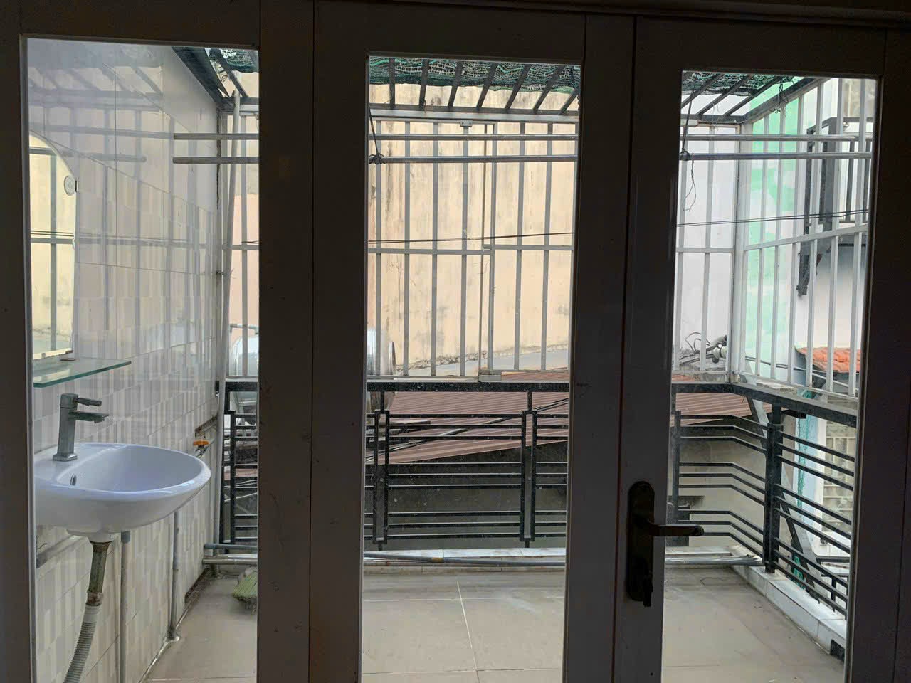 Bán nhà mới 3 tầng, hẻm xe hơi Lê Hồng Phong 24m2, 3 phòng ngủ