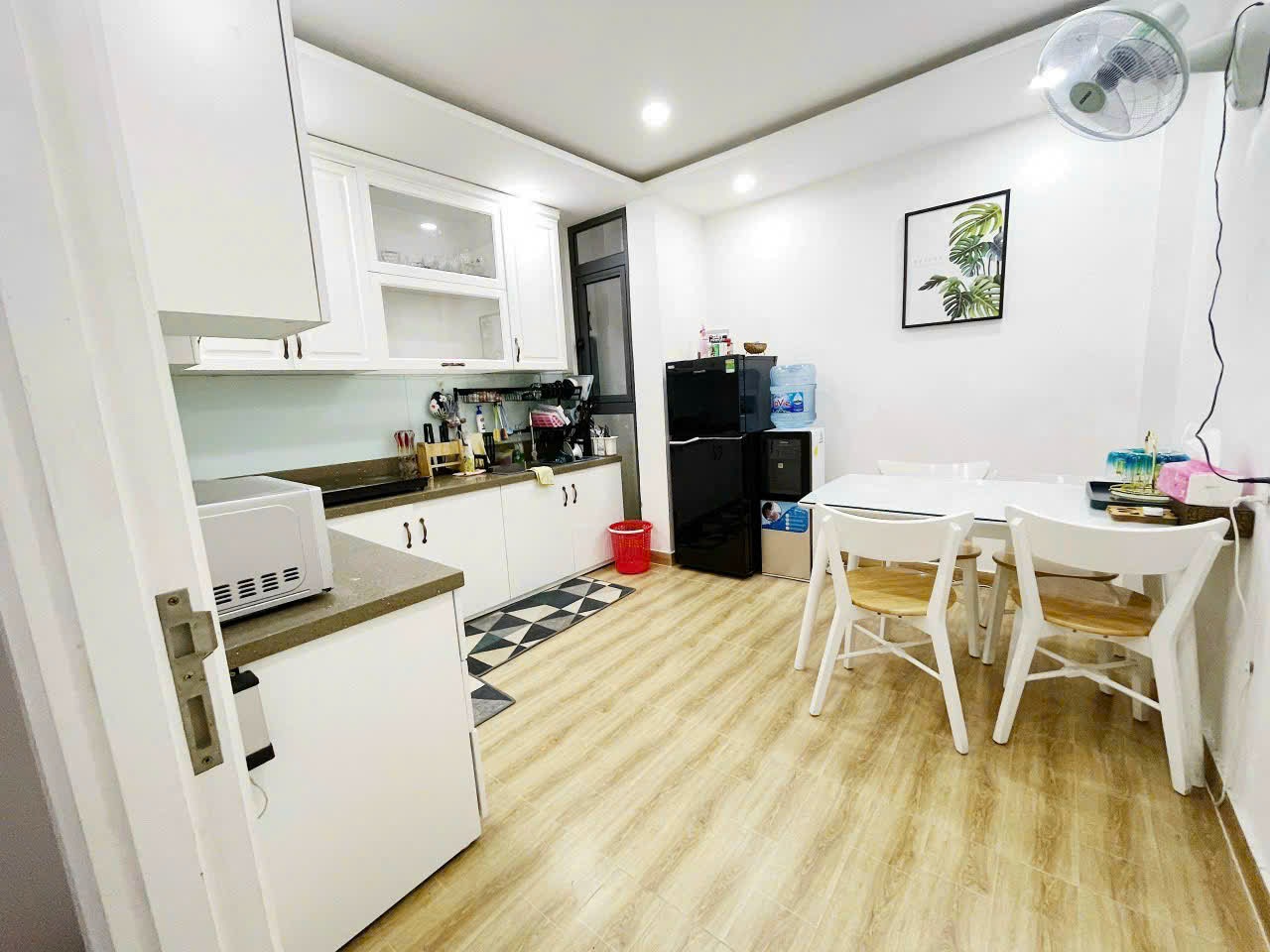 Chủ gửi bán nhà Ông Ích Khiêm, Phường 5, Quận 11, 40m2 vuông vức đẹp, 4 phòng ngủ, có SHR
