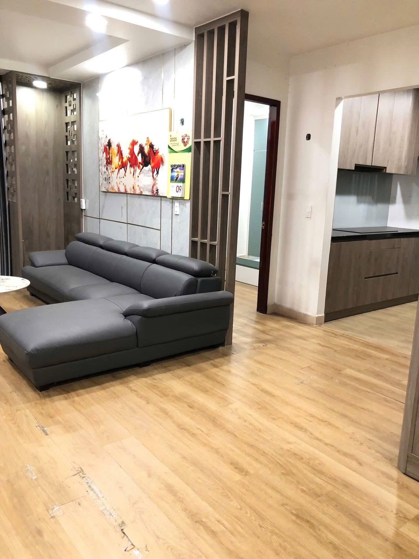 Nhà được giữ gìn kỹ, sạch sẽ, nội thất cơ bản, view nhìn về khu đô thị Thủ Thiêm hoặc Landmark 81 cực đẹp