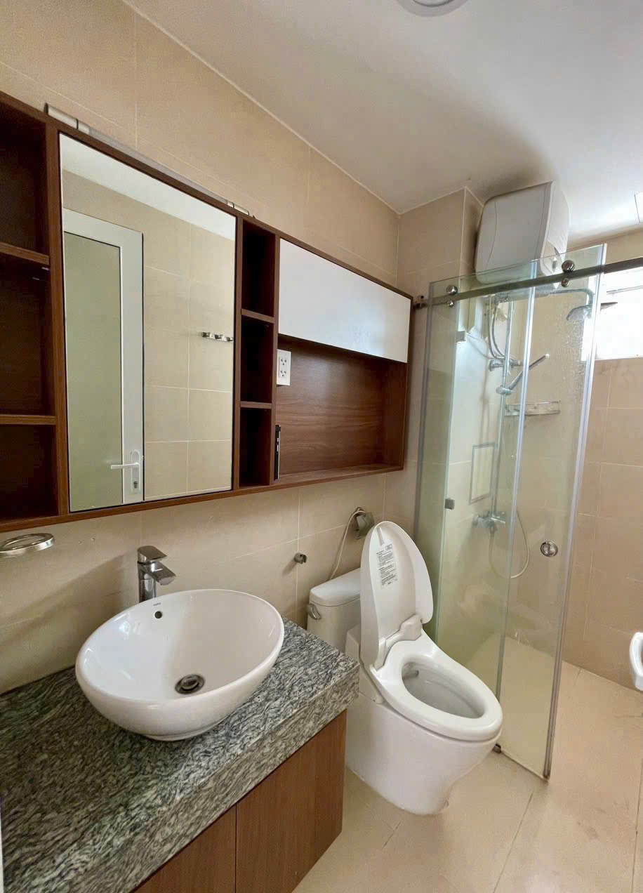 Nhà được giữ gìn kỹ, sạch sẽ, nội thất cơ bản, view nhìn về khu đô thị Thủ Thiêm hoặc Landmark 81 cực đẹp