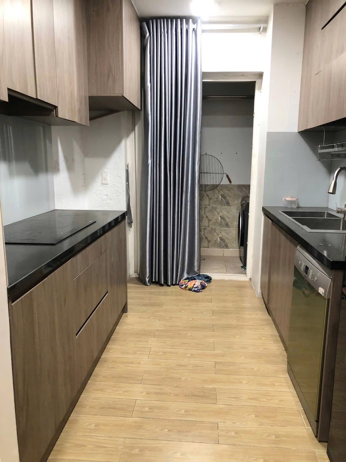 Nhà được giữ gìn kỹ, sạch sẽ, nội thất cơ bản, view nhìn về khu đô thị Thủ Thiêm hoặc Landmark 81 cực đẹp