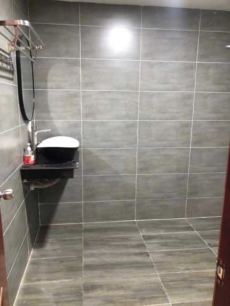 Nhà được giữ gìn kỹ, sạch sẽ, nội thất cơ bản, view nhìn về khu đô thị Thủ Thiêm hoặc Landmark 81 cực đẹp