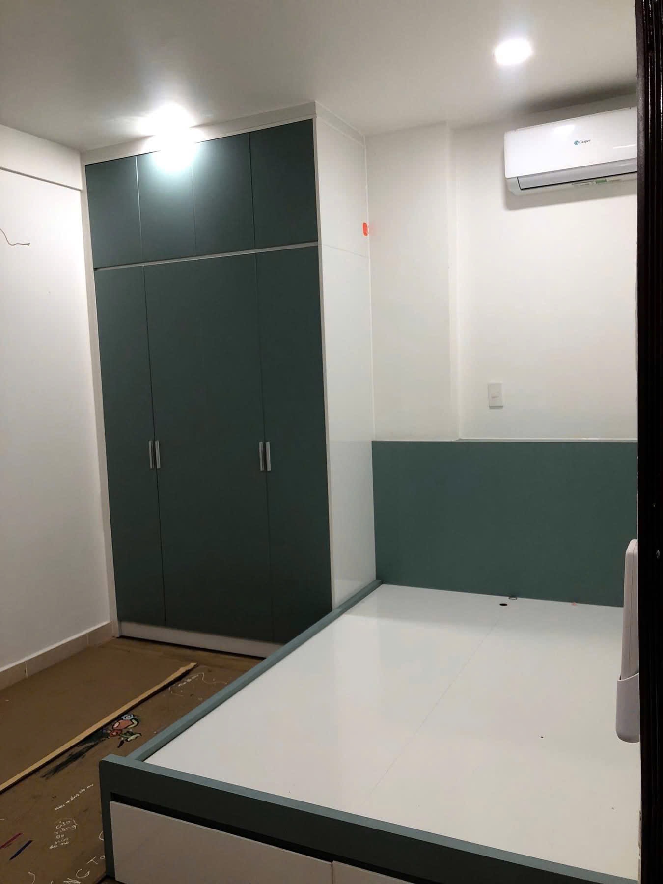 Nhà được giữ gìn kỹ, sạch sẽ, nội thất cơ bản, view nhìn về khu đô thị Thủ Thiêm hoặc Landmark 81 cực đẹp