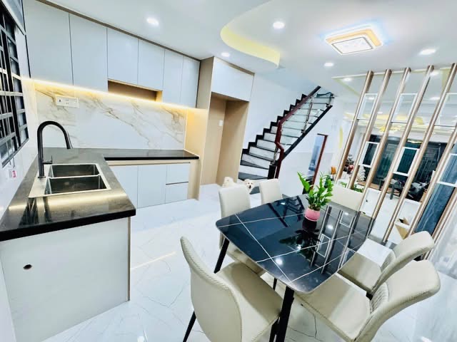 Cần bán gấp căn nhà đường Lạc Long Quân, quận 11, khu vực gần Đầm Sen