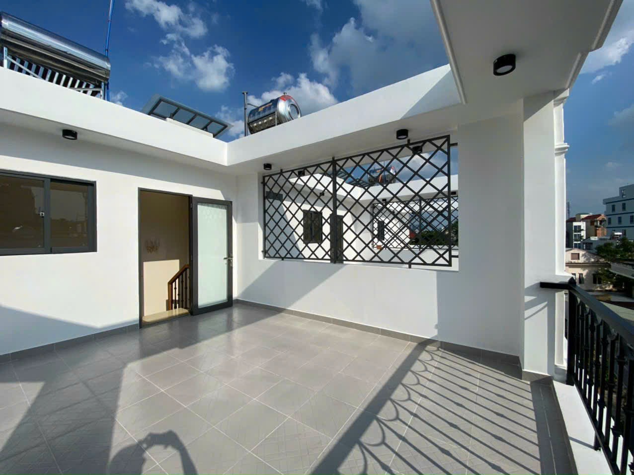 Nhà sân thượng Hồng Bàng 38,5m2 2PN 3WC hẻm xe hơi