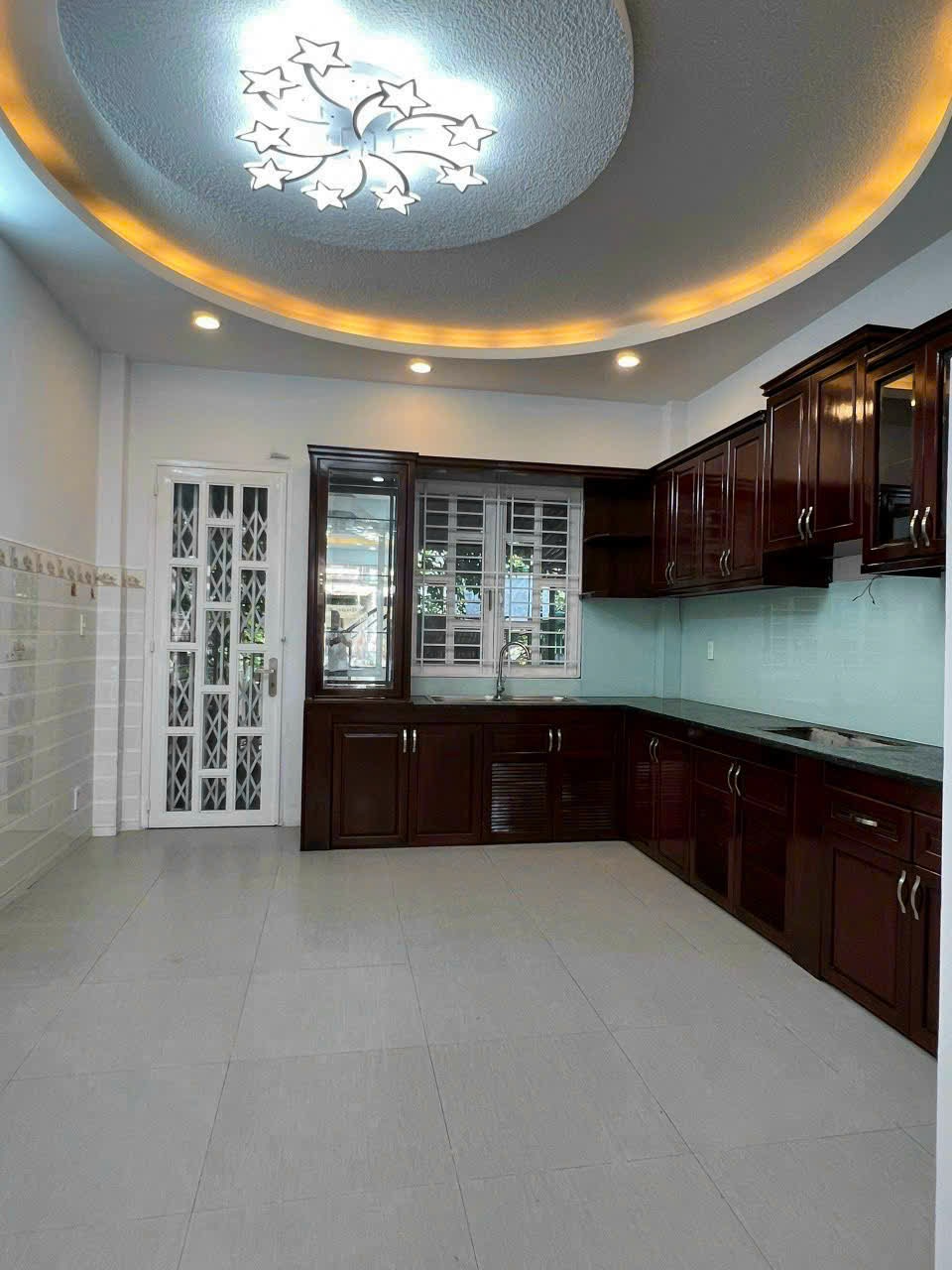 Nhà hẻm xe hơi Hoà Hảo 4,2m x 12,5m 4PN 4WC vào ở ngay