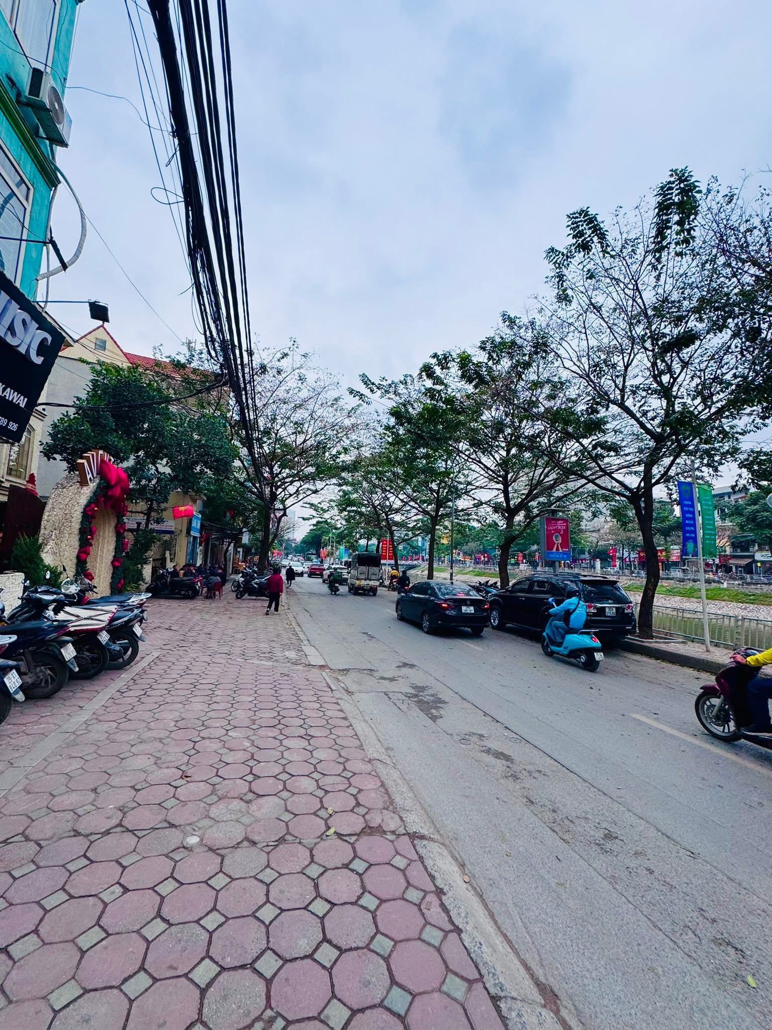 Bán nhà mặt đường Khương Đình, 130m2, 6 tầng, kinh doanh, vỉa hè rộng