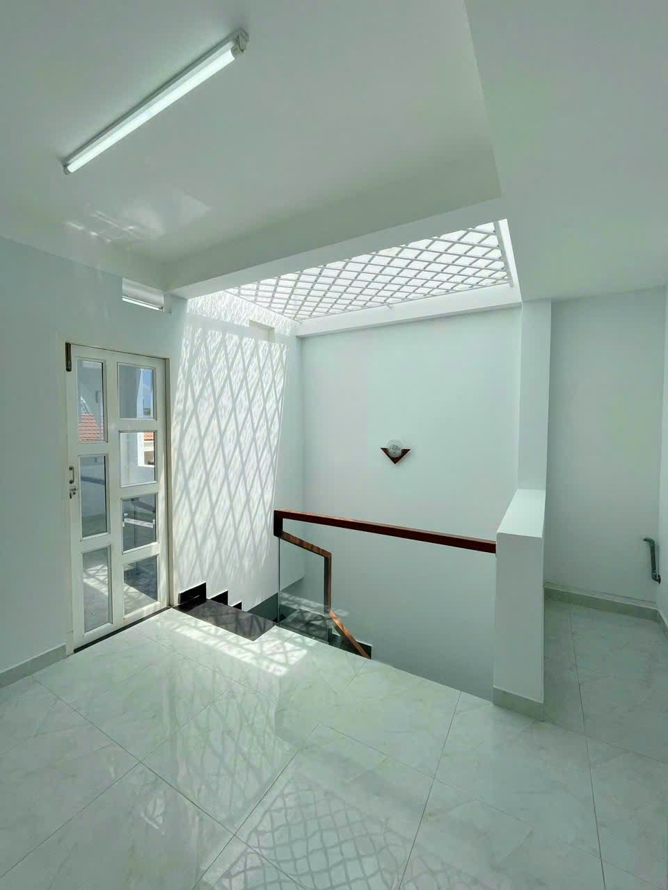 Nhà ngay khu trung tâm tiện ích gần Vạn Hạnh Mall, 4,5m x 14,3m, 4PN, 4WC