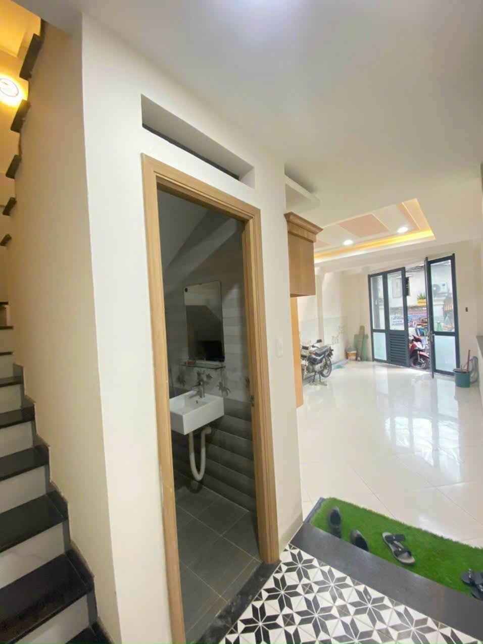 Bán nhanh nhà hẻm Nguyễn Hồng Đào 40m2, 3 phòng ngủ, 3wc có sổ hồng riêng