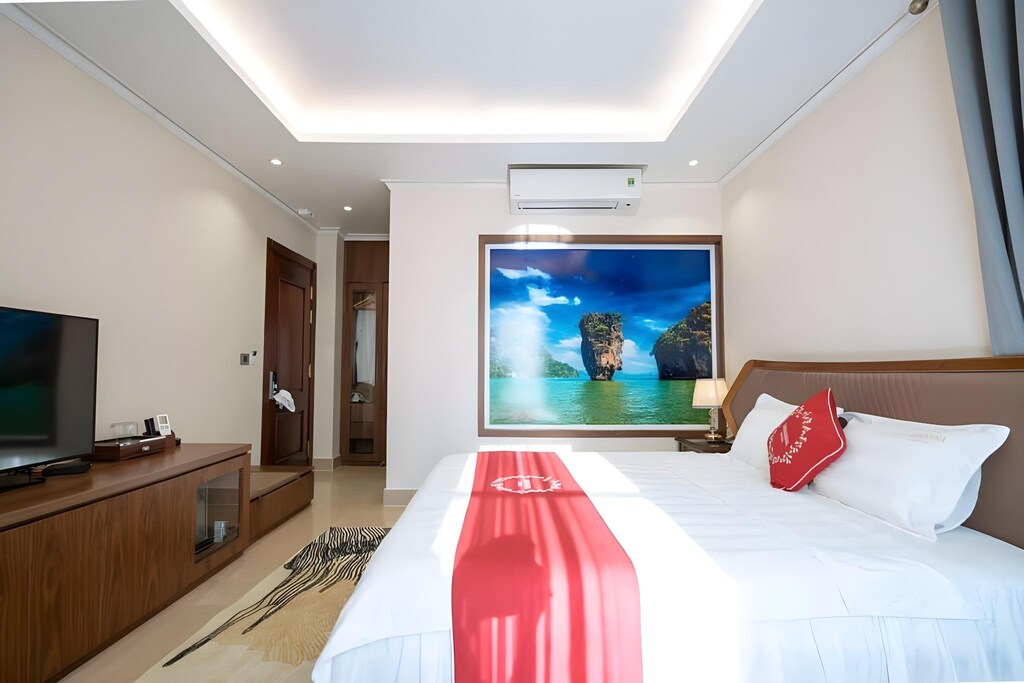 Bán khách sạn Bãi Cháy, Hạ Long - Diện tích 600m2, mặt tiền 30m - View vịnh