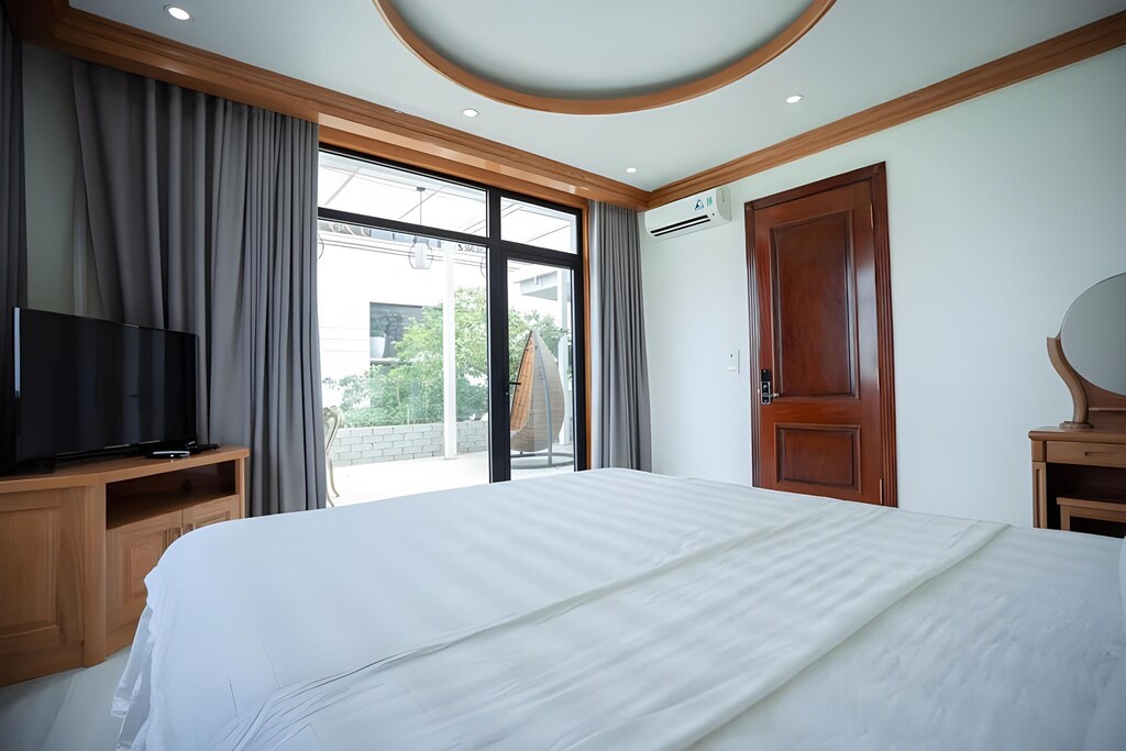 Bán khách sạn Bãi Cháy, Hạ Long - Diện tích 600m2, mặt tiền 30m - View vịnh