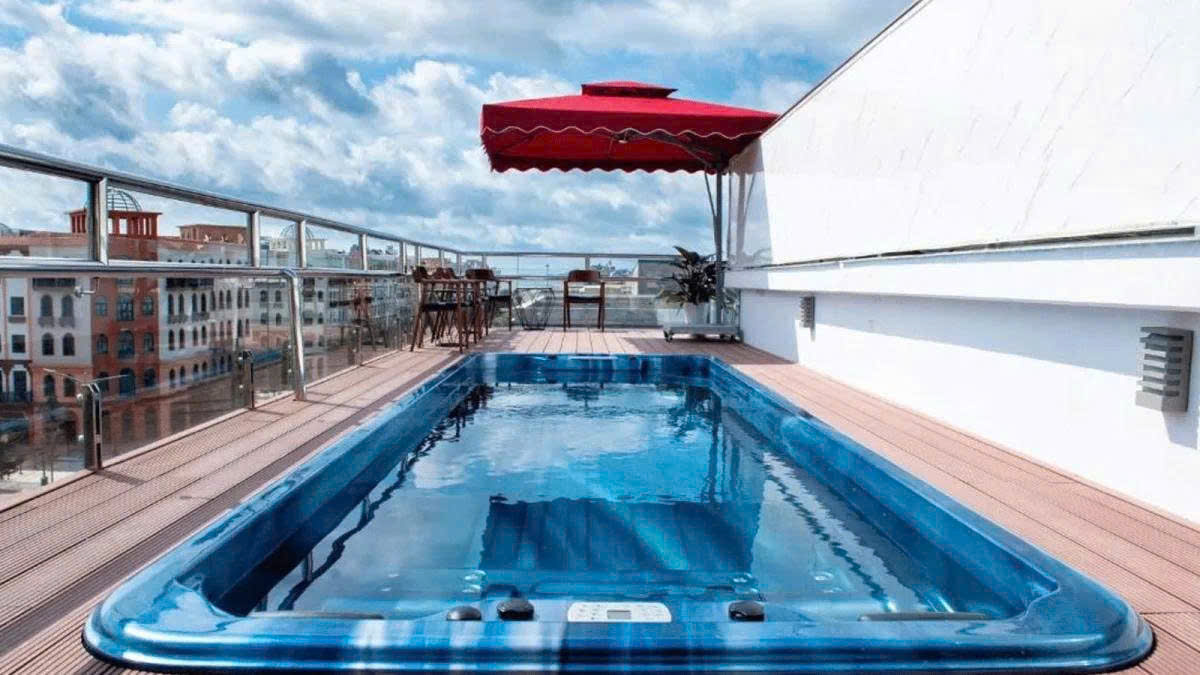 Bán khách sạn Bãi Cháy, Hạ Long - Diện tích 600m2, mặt tiền 30m - View vịnh