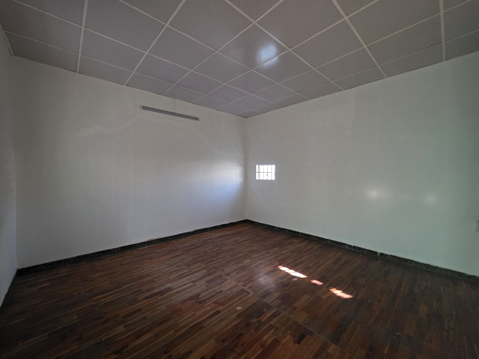 Lê Văn Việt 4,9 tỷ, có nhà 80m2, 5,7m x 14,5m, gồm 3 phòng ngủ, khu dân cư hiện hữu, an ninh