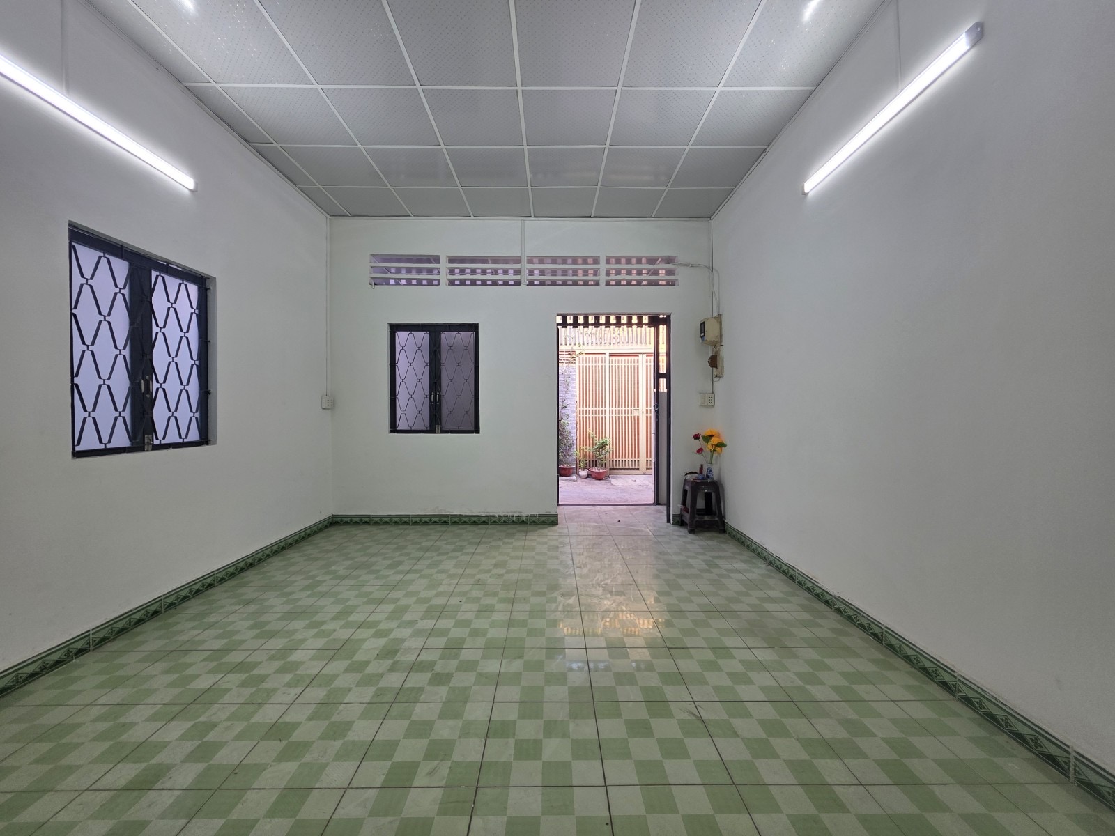 Lê Văn Việt 4,9 tỷ, có nhà 80m2, 5,7m x 14,5m, gồm 3 phòng ngủ, khu dân cư hiện hữu, an ninh
