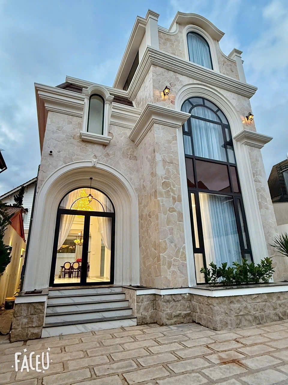 Căn vill đẹp đẳng cấp tại Nam Hồ có hồ bơi, view triệu đô