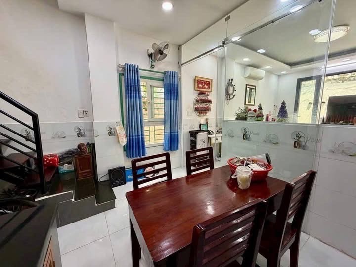 Bán nhà Hoàng Diệu Quận 4, hẻm 4m, 1 lầu, 2 ngủ, giá 1,83 tỷ, sổ riêng