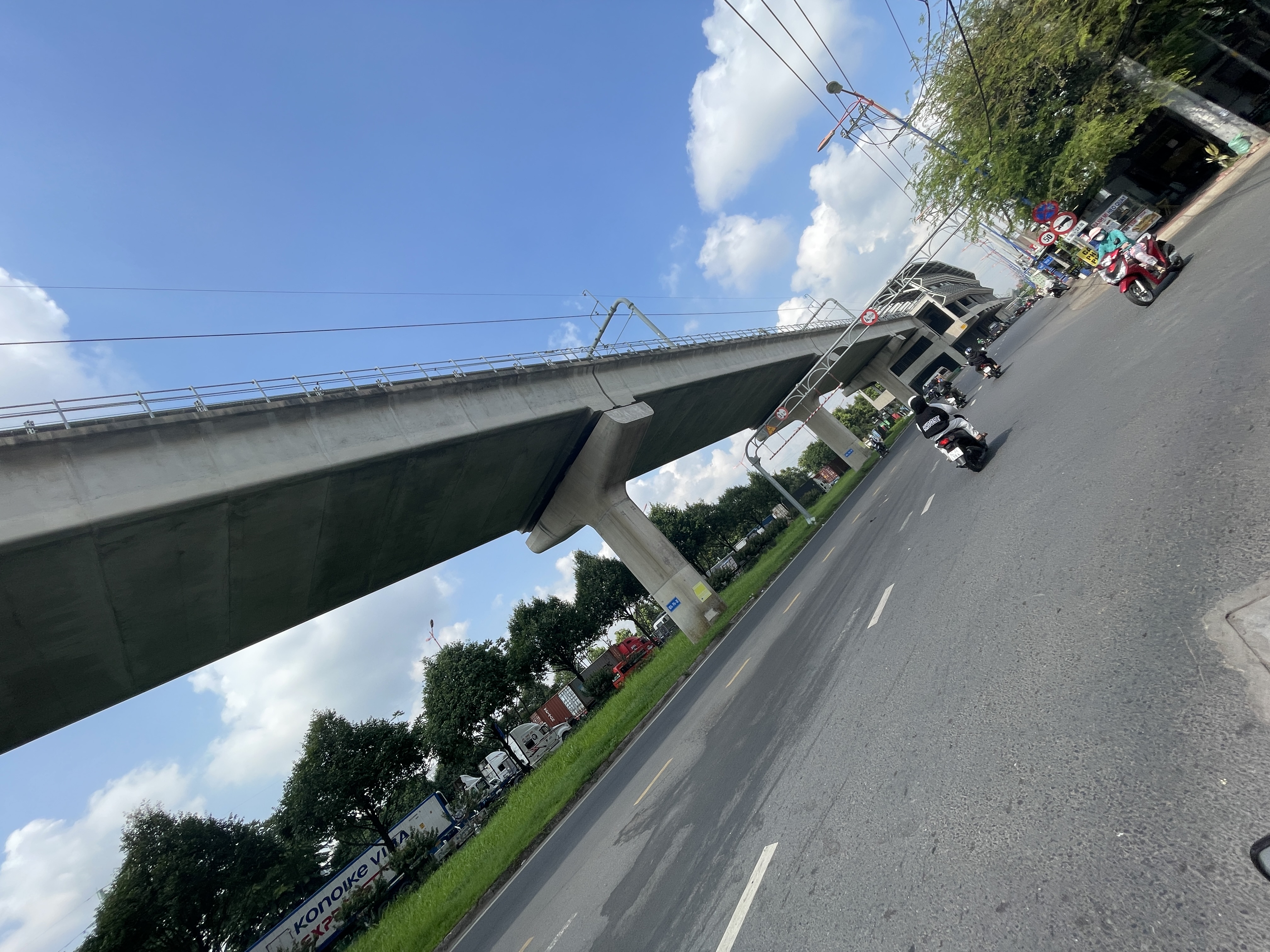 Bán gấp căn nhà hẻm xe hơi cách ga Metro 500m - Đường số 18, Linh Trung