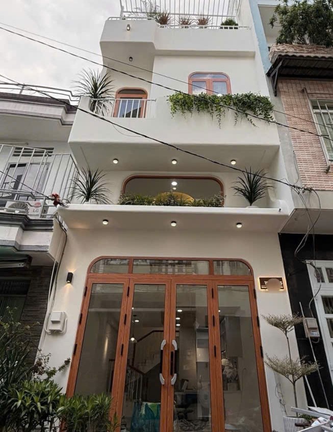 Nhà mới 3 tầng, ô tô đậu cửa, gần Celadon Tân Phú, 5.2 tỷ