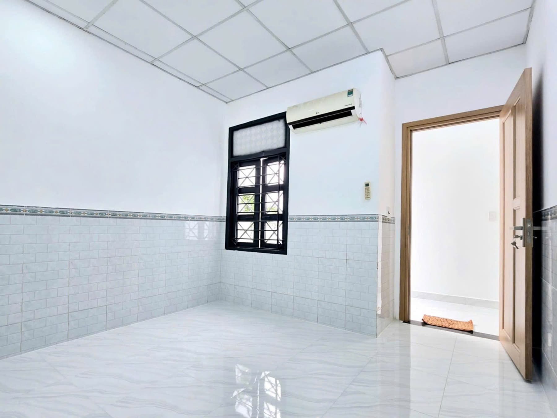 Âu Dương Lân, Chánh Hưng - Nhà mới nội thất cơ bản ở ngay - 5m x 20m - 2 phòng ngủ, 2 nhà vệ sinh, sân phơi