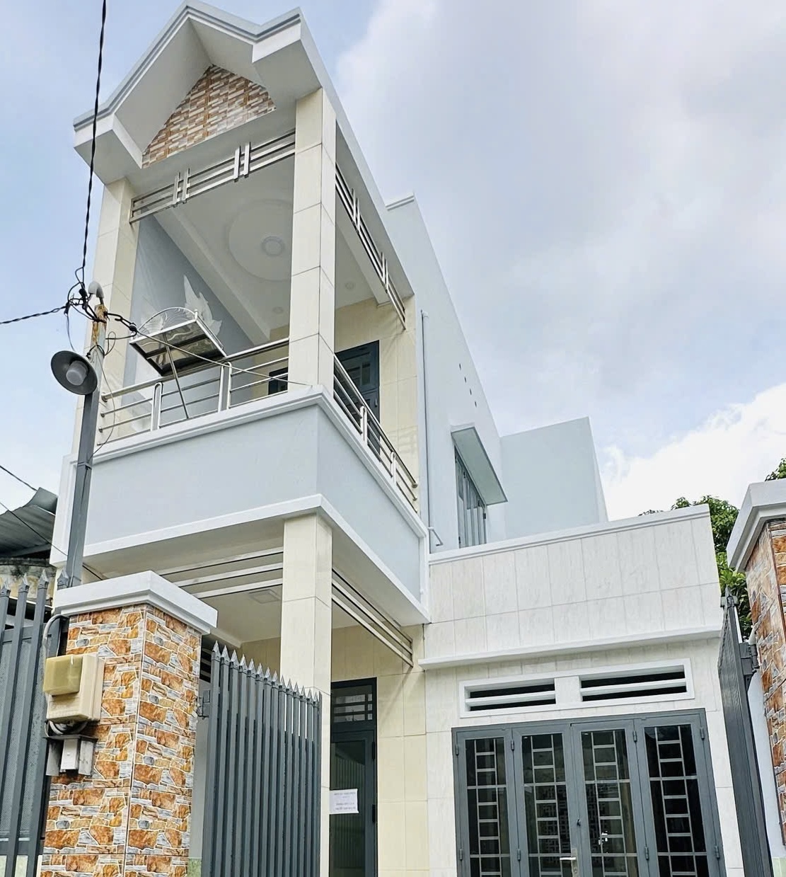 Trường Thọ chỉ 6,1 tỷ, 100m2 sử dụng, hẻm xe hơi, nhà 2 lầu, 3 phòng ngủ, ngang 5m