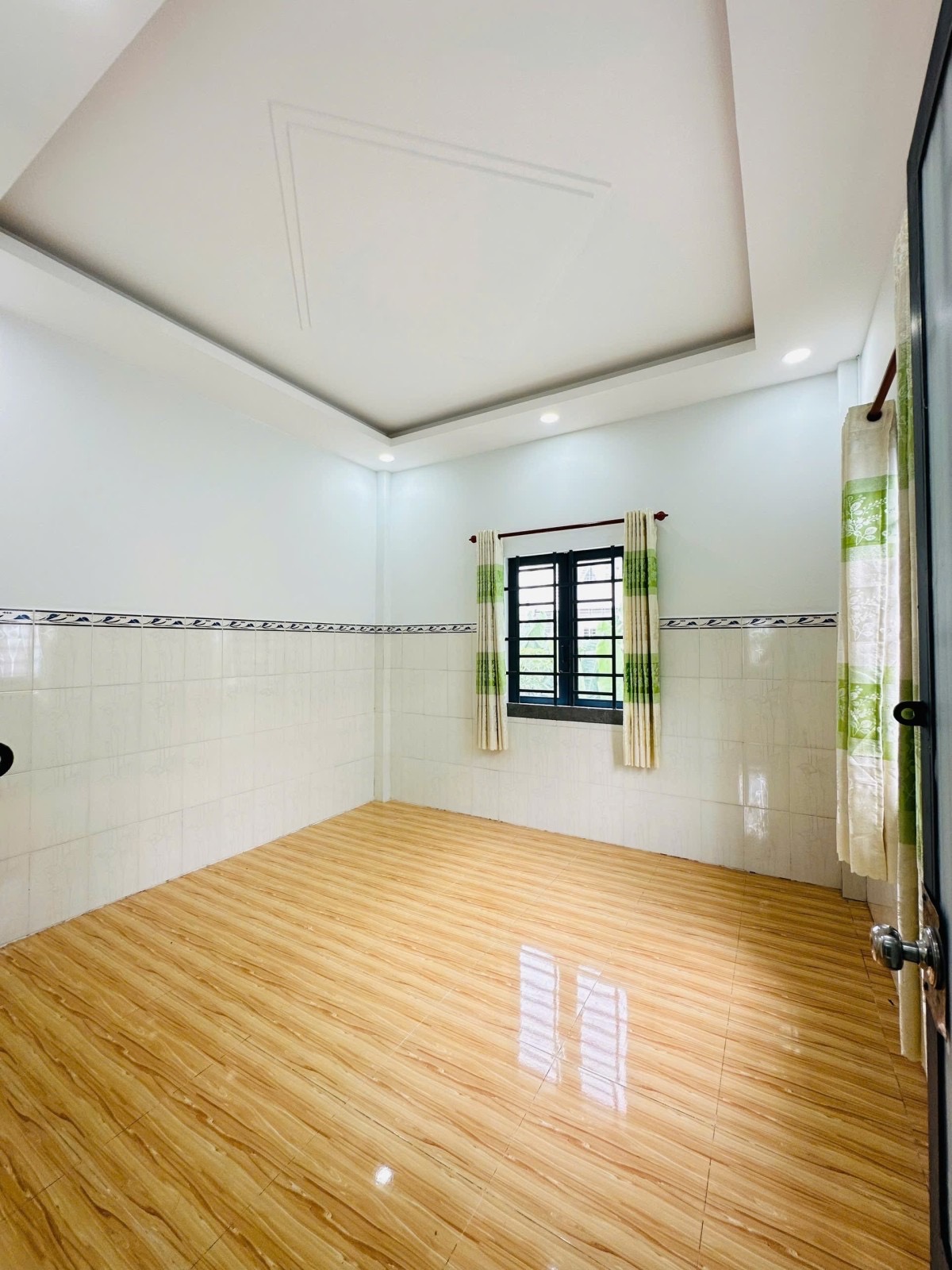 Trường Thọ chỉ 6,1 tỷ, 100m2 sử dụng, hẻm xe hơi, nhà 2 lầu, 3 phòng ngủ, ngang 5m