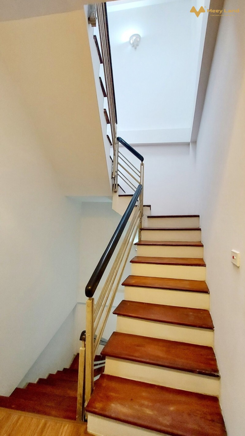 Bán gấp nhà mặt phố Huế, quận Hai Bà Trưng, Hà Nội, mặt tiền 5m