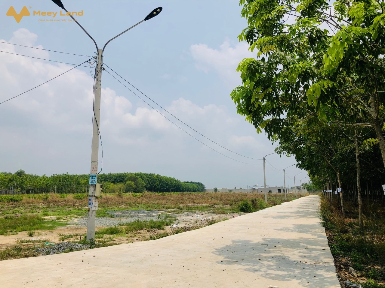 Cắt lỗ bán gấp lô đất ngay cổng khu công nghiệp Minh Tâm giá 450 triệu, 300m2, ngay kế bên chợ, khu dân cư