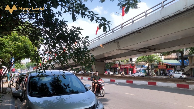 Bán gấp nhà mặt phố Trần Khát Chân 93m2, 2 tầng, mặt tiền 6m, giá 18 tỷ, 193 triêu/m2