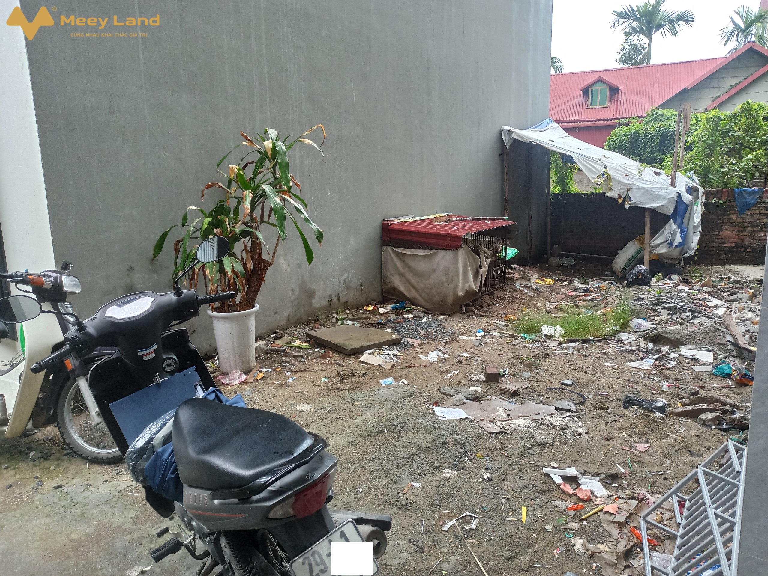 - Diện tích: 51M Mặt tiền 4,5M , Vuông Vắn, không lỗi phong thủy.- Ngõ trước đất rộng gần 3m, trải bê tông cao ráo sạch sẽ.- Chỉ 50m ra đường lớn, bãi đỗ Ô tô ngày đêm, đỗ hơn 20 ô tô.- 150M ra đường Vành Đai 3.5 có 4 làn xe, đi liên tỉnh.- An ninh cực tốt, dân trí  hàng xóm thân thiện.- Gần trường học các cấp 1, 2 ,3 , trường mầm non, bán kính 500m, tiện đưa đón.- Tương lai khu vực phát triển, Hoài Đức lên Quận, đường xá, tiện ích phát triển rất tiềm năng.-Di chuyển gần: Bắc Nam Từ Liêm, Mỹ Đình, Hà Đồng, Cầu Giấy, Đống Đa, Thanh Xuân-Giá Đất 2 tỷ 450 triệu  ( bao chi phí chuyển nhượng, có thương lượng)Pháp Lý : sổ đổ chính chủ, sẵn sàng giao dịch.Chi tiết liên hệ: Văn Vượng : 033-388- 1623 ( Zalo 24/7).Nhận Ký Gửi Mua Bán Nhà Đất Hà Nội.Xin chân thành cảm ơn.