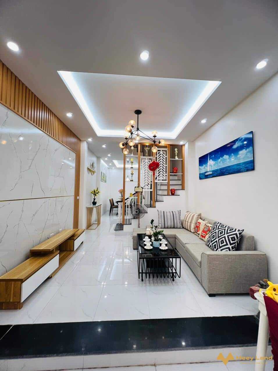 Bán nhà Tây Mỗ, Nam Từ Liêm 40M 4 Tầng, nội thất đẹp, ngõ rộng ô tô đỗ - Nhà 4 Tầng: 4 phòng ngủ rộng, 3 nhà tắm, sân phơi, phòng thờ.- Ngõ trước nhà rộng thông thoáng, ô tô đỗ.- Nhà có sân rộng xe để thoải mái.- Bãi đỗ ô tô đỗ gần ngày đêm, an ninh tốt.- Đường lớn: Đại Lộ Thăng Long, Mỹ Đình, Mễ Trì, Hà Đông.-Giá bán 3 tỷ 500  triệu ( bao chi phí chuyển nhượng).Chi tiết liên hệ: Văn Vượng : 033 -388-1623 ( Zalo ).Tư Vấn Mua Bán Nhà Đất Hà Nội.#muanhà #muađất #bánnhà #bánđất #namtừliêm #bắctừliêm #hoàiđức #cầugiấy #dưới2tỷ #dưới3tỷ #nhàđẹp #đấtđẹp #2tỷ #3tỷ #1tỷ #4tỷ #bấtđộngsản #mỹđình #vinhomes Xin Cảm Ơn.