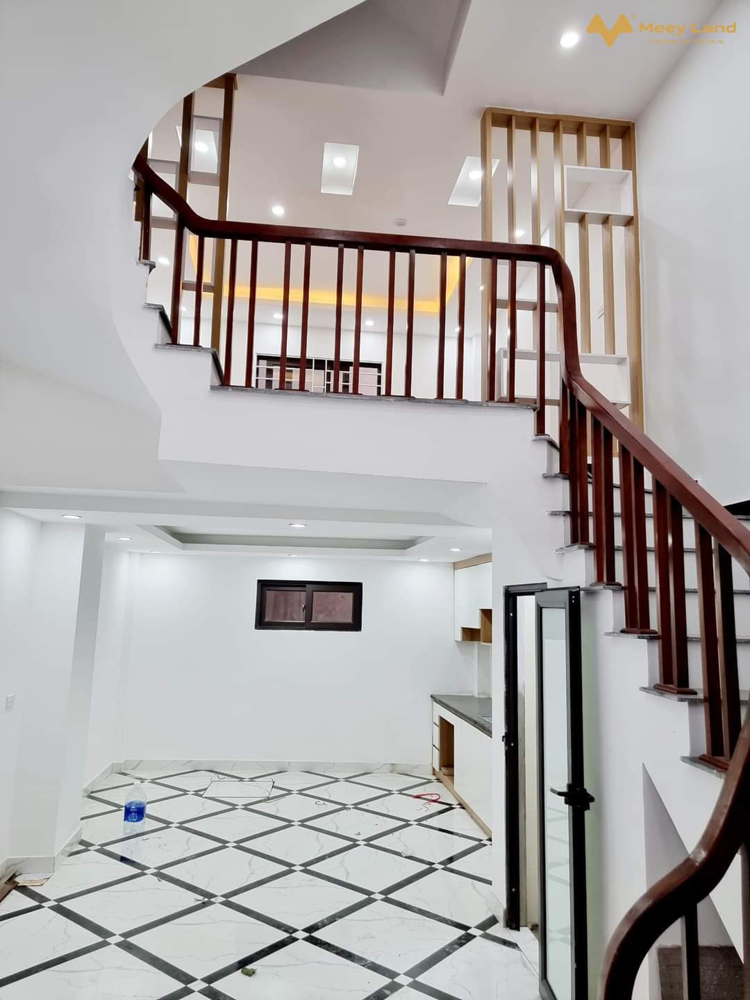 Bán nhà Di Trạch, Nhổn 41,2M 4 Tầng, 4P Ngủ, Gác Lửng, nội thất đẹp 2,7 tỷ- Nhà 41.2M 4 Tầng: Gác lửng thoáng đẹp, 4 phòng ngủ, 3 nhà tắm, sân phơi, phòng thờ.- Vị trí nhà gần đường lớn, thiết kế hiện đại, nội thất mới đẹp- Bãi đô ô tô ngày đêm, an ninh, yên tĩnh.- Tiện ích đầy đủ trường học các cấp, trung tâm mua sắm.- Gần đường lớn: Quốc lộ 32, Nhổn, Mỹ Đình, Cầu Diễn, Trịnh Văn Bô.-Giá nhà: 2 tỷ 700 triệu ( bao chi phí chuyển nhượng ).- Anh chị liên hệ SDT:033-388- 1623 ( có zalo)