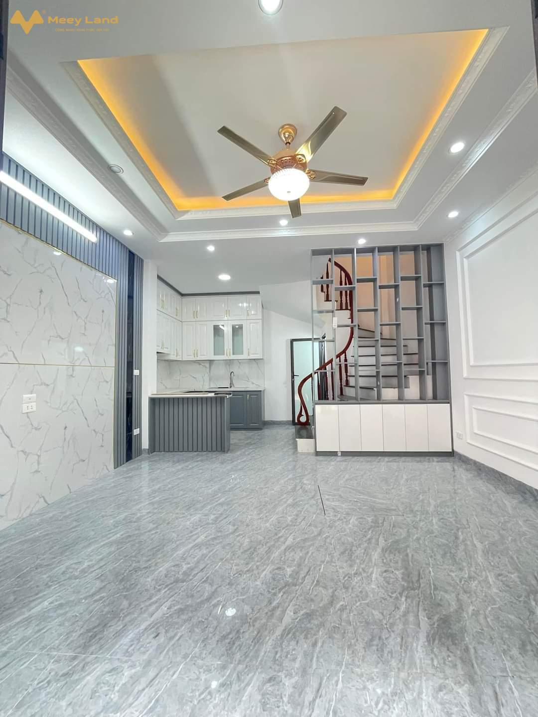 Bán nhà riêng Đại Mỗ, gần Vạn Phúc 35M 5 Tầng,nội thất đẹp, ô tô đỗ gần- Diện tích nhà 35M2 5 Tầng: 4P Ngủ, 3 nhà tắm, sân phơi, phòng thờ.- Vuông Văn, Ô tô đỗ cách đất 50m.- Đường trước nhà cao ráo, trải nhựa cao ráo sạch sẽ, gần phố.- Tiện ích đầy đủ trung tâm mua sắm, chợ, khu vui chơi Vincom.- Trường học các cấp 1 2 3, trường quốc tế, Lê Quý Đôn, Đại Mỗ, Tây Mỗ.- Đường lớn: Mỹ Đình, Cầu Giấy, Đại Lộ Thăng Long, Sa Đôi, Hà Đông.- Giá đất 2 tỷ 950 triệu  ( bao chi phí chuyển nhượng).Anh/ Chị vui lòng Liên hệ : Văn Vượng SDT 033-388-1623 ( có Zalo).-Tư Vấn Mua Bán Nhà Đất.Xin cảm ơn!