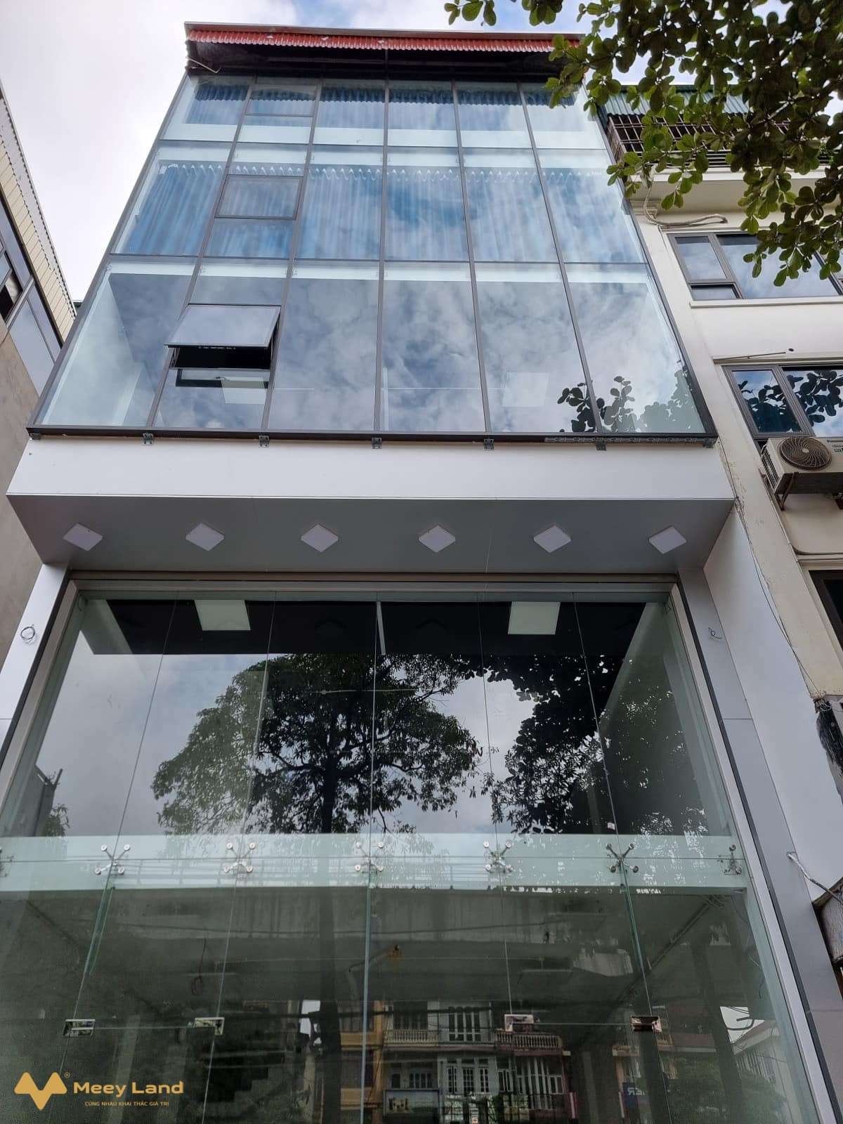 Bán nhà mặt phố Hồ Tùng Mậu, 98m2, 6 tầng, thang máy, vị trí đắc địa, kinh doanh sầm uất